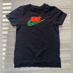 YOUTH NIKE GRAPHIC T-SHIRT